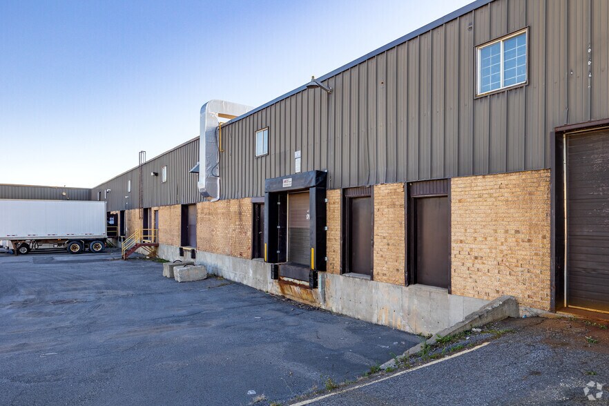 More Photos Of 151-191 Rue Mérizzi, Saint-Laurent Distribution For Lease