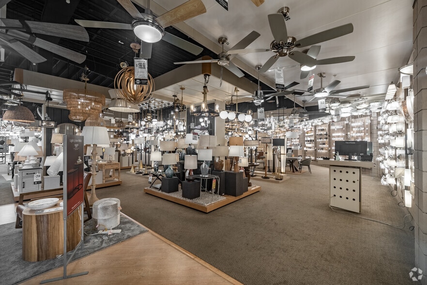 More Photos Of 18989 Hawthorne Blvd Beach, Redondo Beach Freestanding For Lease