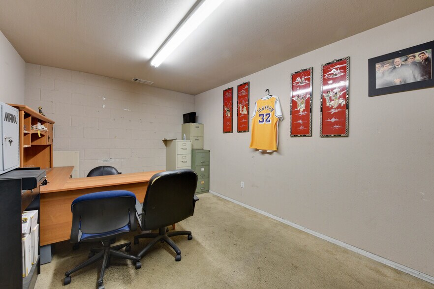 More Photos Of 14332 Oxnard St, Van Nuys Warehouse For Lease