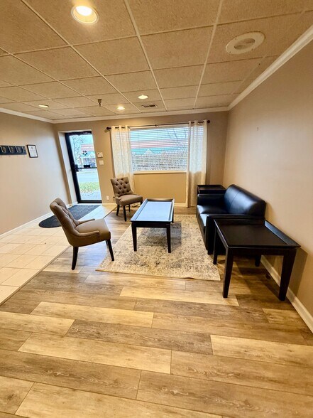 More Photos Of 260 Crossfield Dr, Versailles Light Distribution For Lease