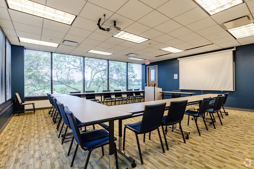 More Photos Of 850 Warrenville Rd, Lisle Office For Sale