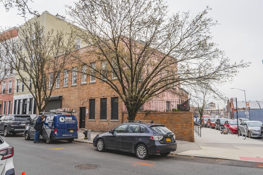 More Photos Of 102-106 Calyer St, Brooklyn Office For Sale