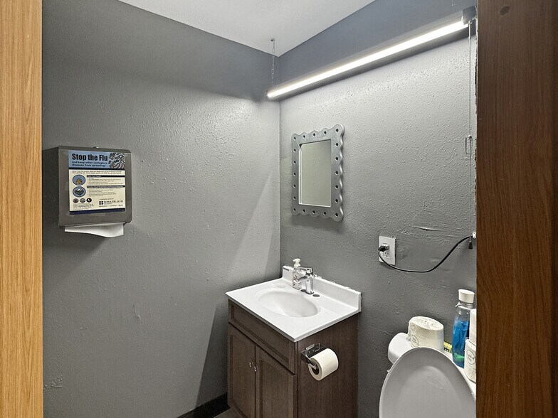 More Photos Of 5020 NE 14th St, Des Moines Hotel For Sale