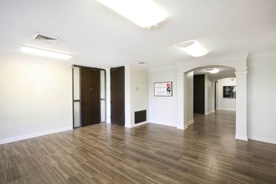 More Photos Of 913 S College Rd, Lafayette Medical For Lease