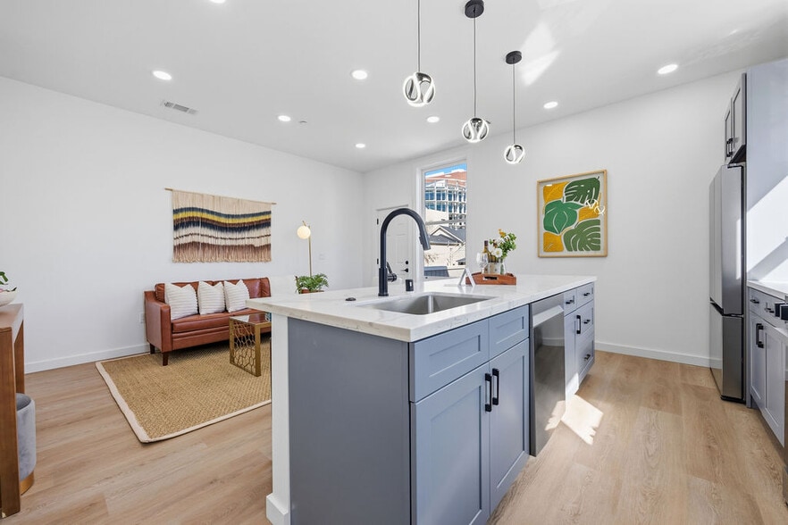 More Photos Of 2730 23rd St, San Francisco Showroom For Sale
