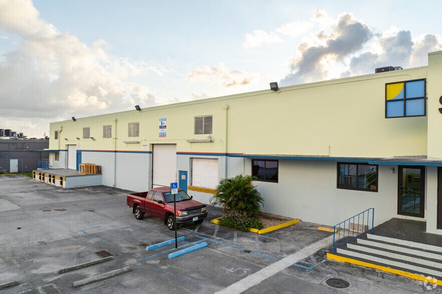 More Photos Of 3320-3350 W 17th Ct, Hialeah Manufacturing For Lease