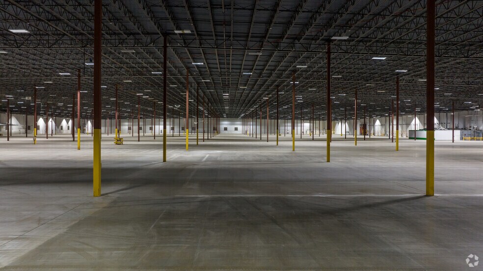 More Photos Of 4800 Corporation Dr, Fayetteville Distribution For Lease