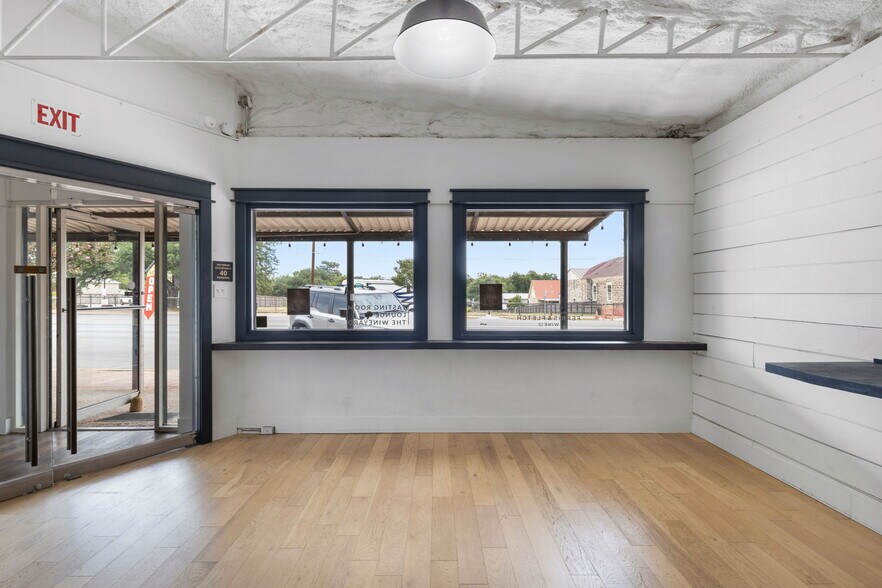 More Photos Of 409 E Main St, Fredericksburg Storefront Retail Office For Lease