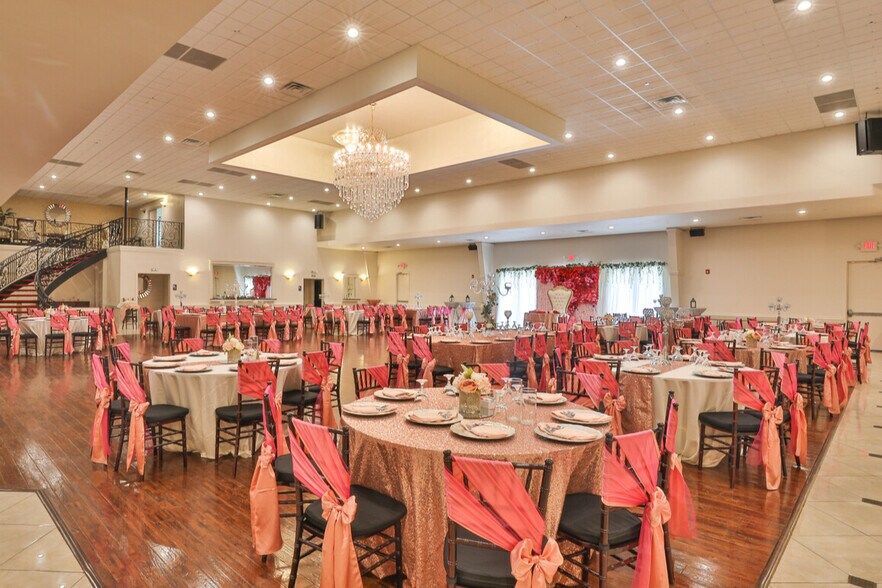 More Photos Of 15301 Gulf Fwy, Houston Freestanding For Sale