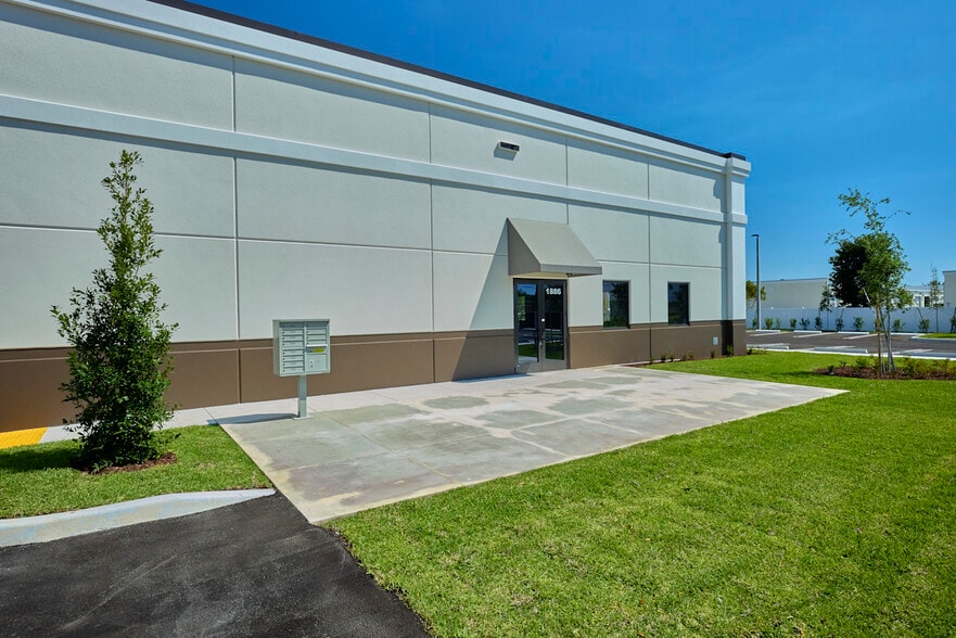 More Photos Of 1908 SW Gatlin Blvd, Port Saint Lucie General Retail For Lease