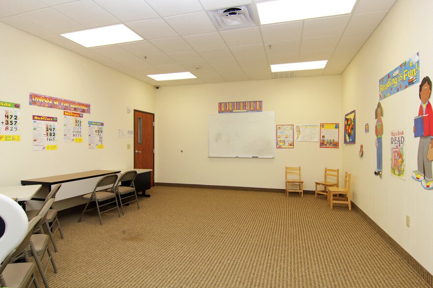 More Photos Of 8955 South Fwy, Houston Schools For Lease