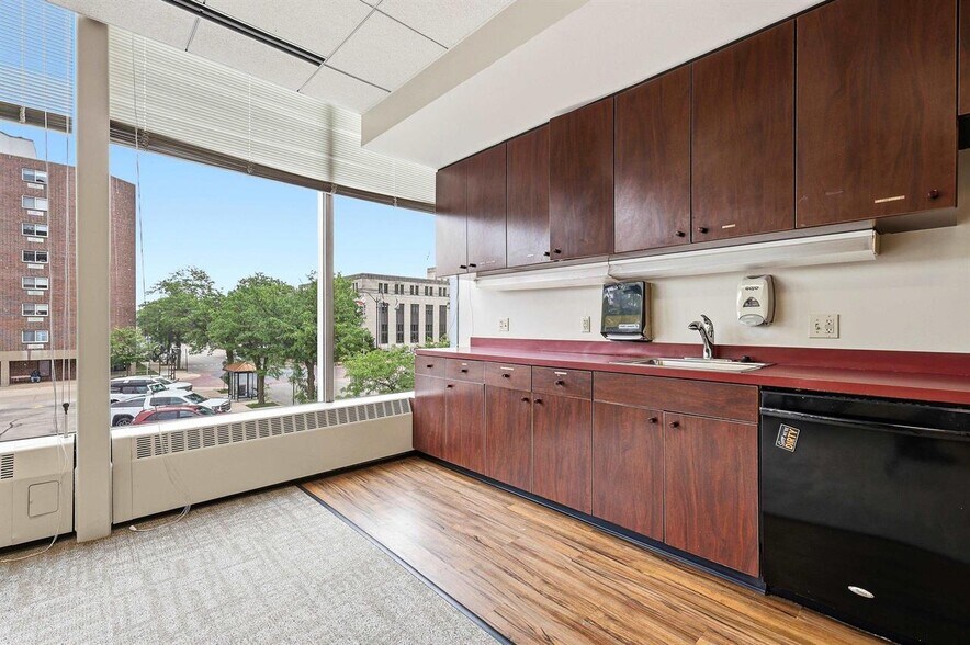 More Photos Of 270 W 7th St, Dubuque Bank For Lease