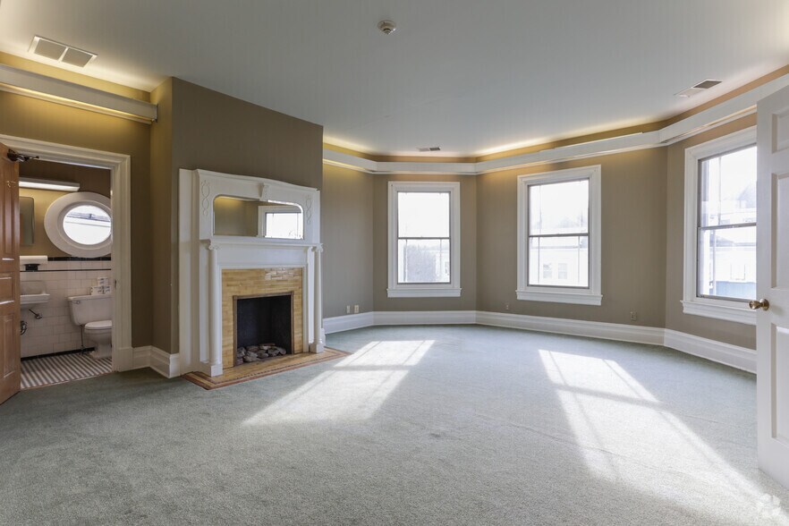 More Photos Of 604 S King St, Leesburg Office For Sale