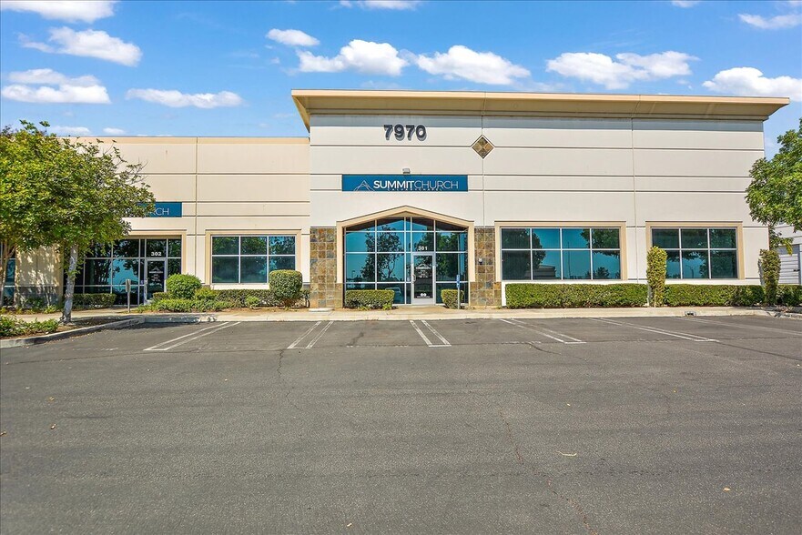 More Photos Of 7970 Cherry Ave, Fontana Showroom For Lease