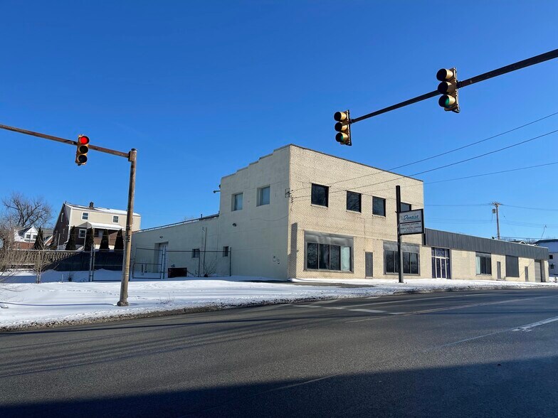 More Photos Of 537 Lincoln Hwy, East McKeesport Storefront For Sale
