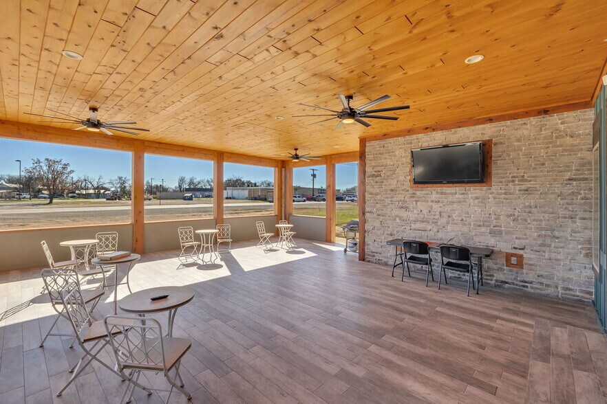 More Photos Of 220 W FM 473, Comfort Storefront Retail Office For Lease