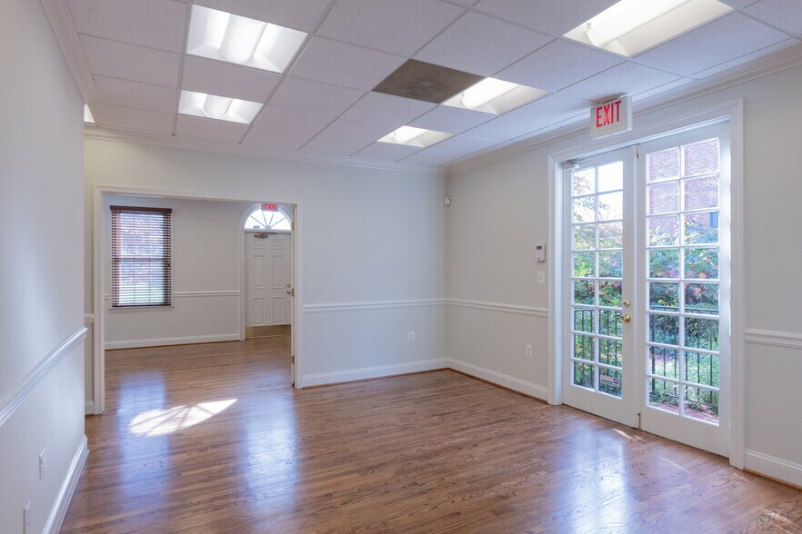 More Photos Of 10470-10476 Armstrong St, Fairfax Medical For Sale