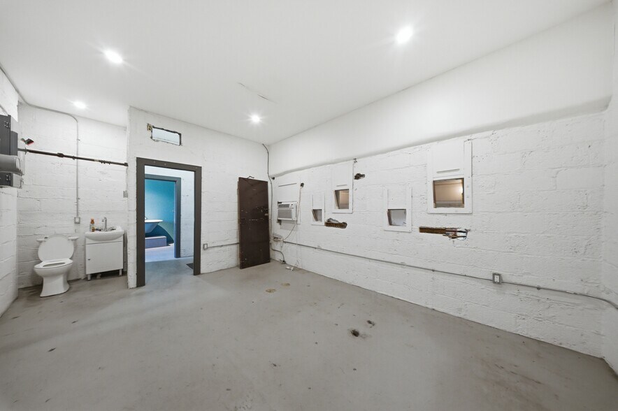 More Photos Of 195 Ottawa St N, Hamilton Storefront For Sale