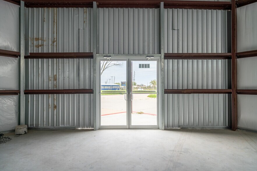 More Photos Of 6424 Queenston Blvd, Houston Light Distribution For Sale