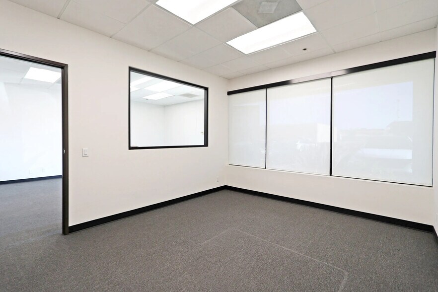 More Photos Of 42201 Beacon Hl, Palm Desert Light Manufacturing For Lease