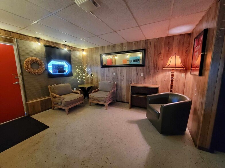 More Photos Of 1313 W Cherry St, Vermillion Hotel For Sale