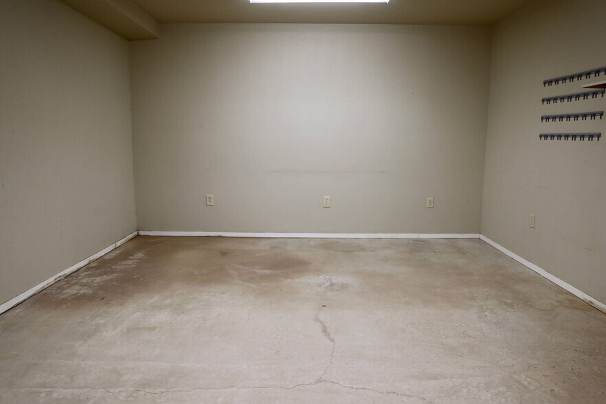 More Photos Of 1613 E Highway 350, Big Spring Light Manufacturing For Sale