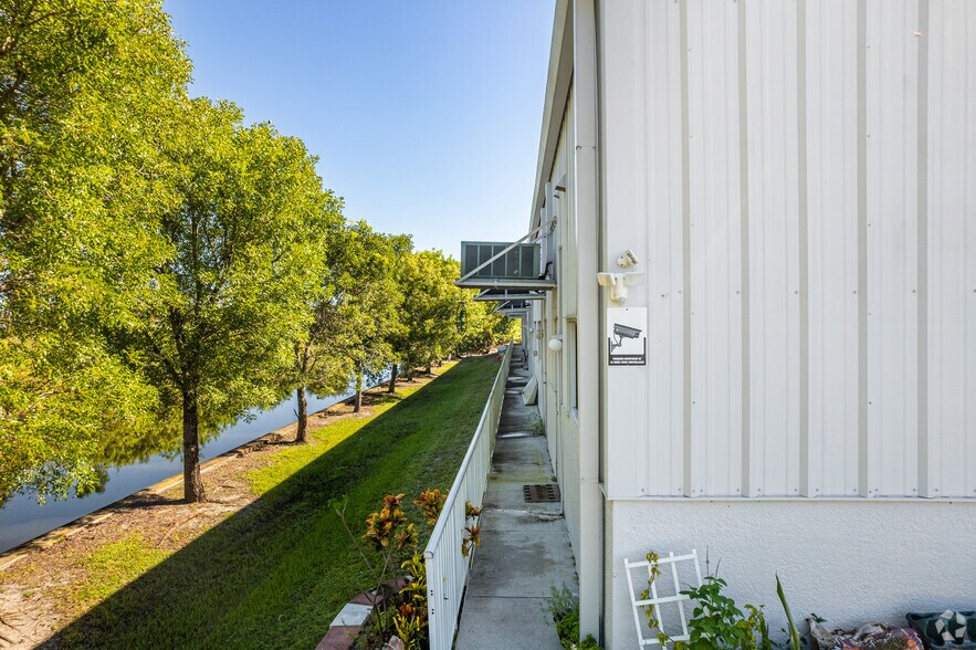 More Photos Of 1749 NE 10th Ter, Cape Coral Office For Lease