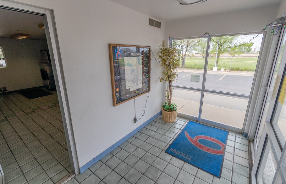 More Photos Of 1309 S Ohlman St, Mitchell Hotel For Sale