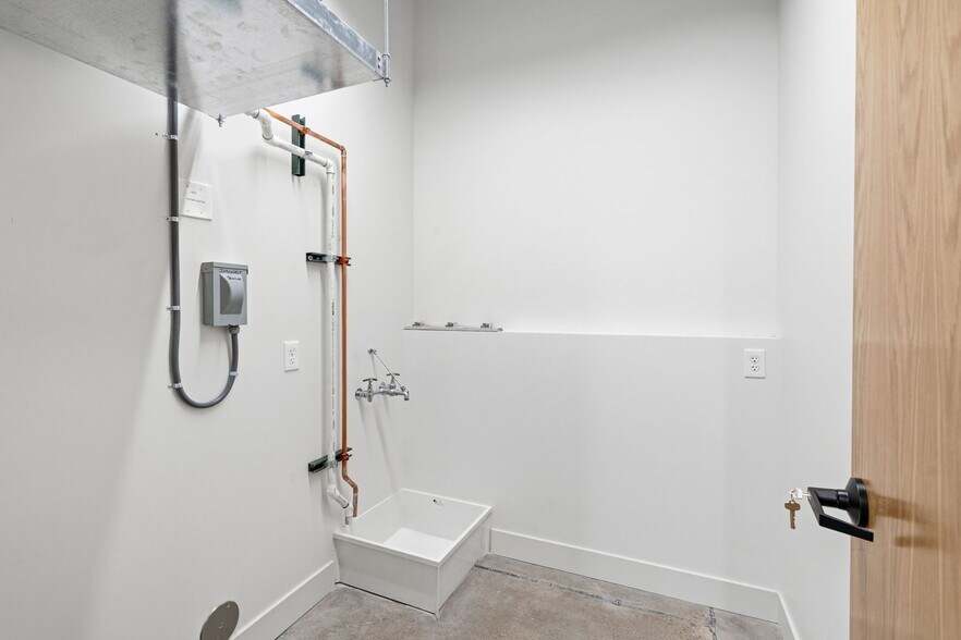 More Photos Of 1360 Horizon Ave, Lafayette Warehouse For Sale