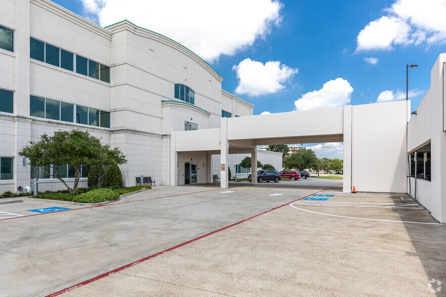 More Photos Of 1631 Lancaster Dr, Grapevine Medical For Lease