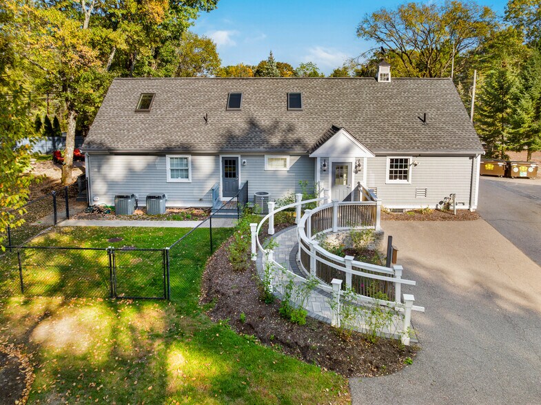 More Photos Of 25 Carlisle Rd, Westford Veterinarian Kennel For Sale
