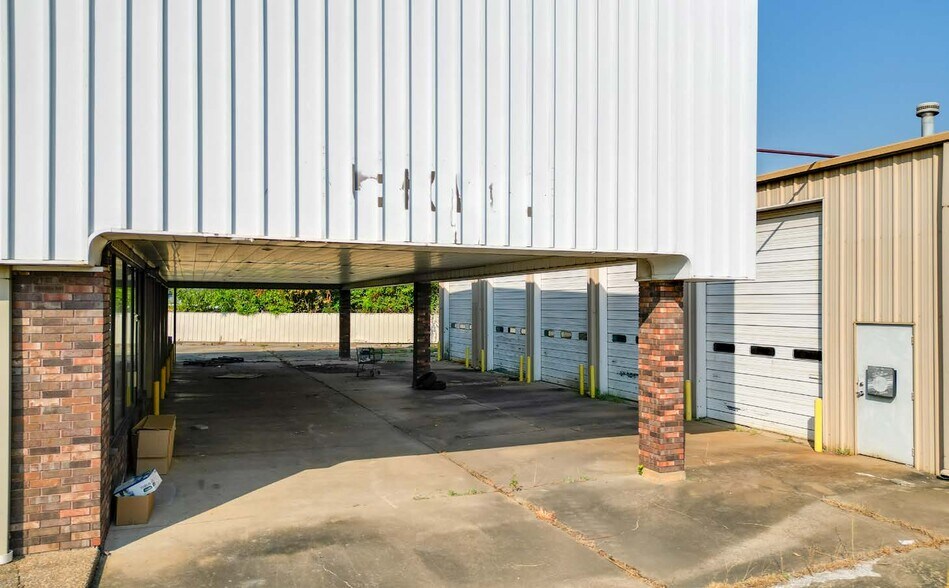 More Photos Of 8200 S US-71 Hwy, Fort Smith Auto Dealership For Sale