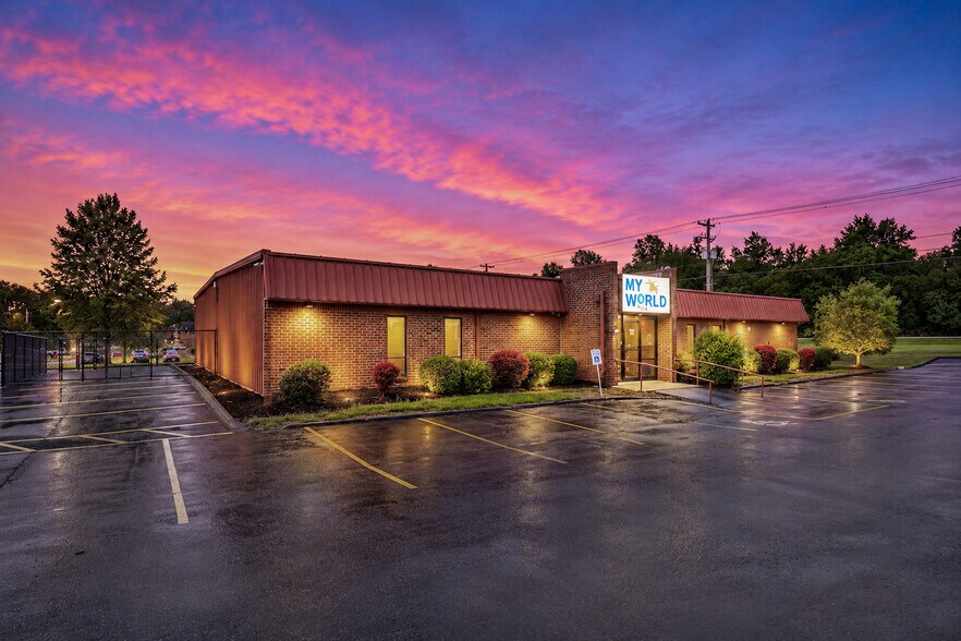More Photos Of 500 W Daniels St, Ozark Office For Sale