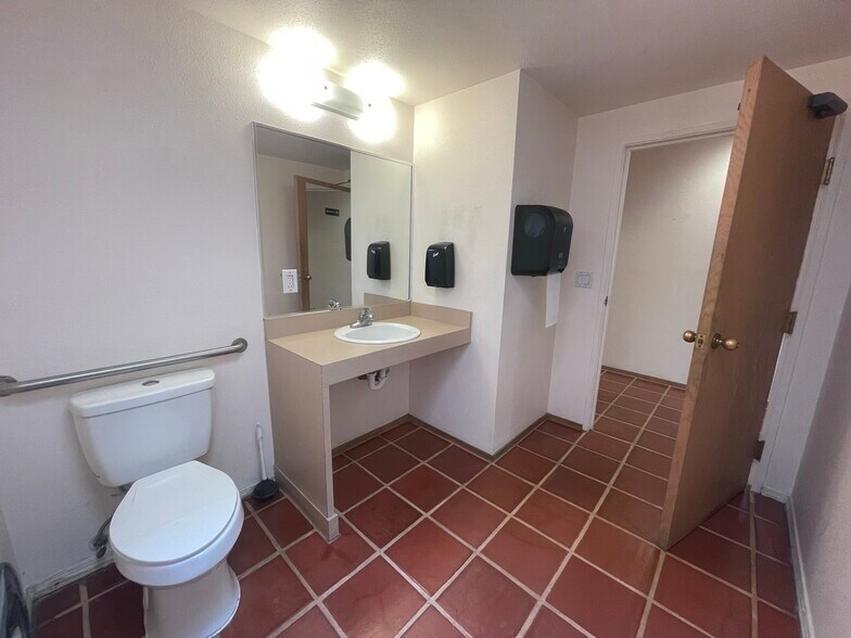 More Photos Of 1709 Girard Blvd NE, Albuquerque Medical For Lease