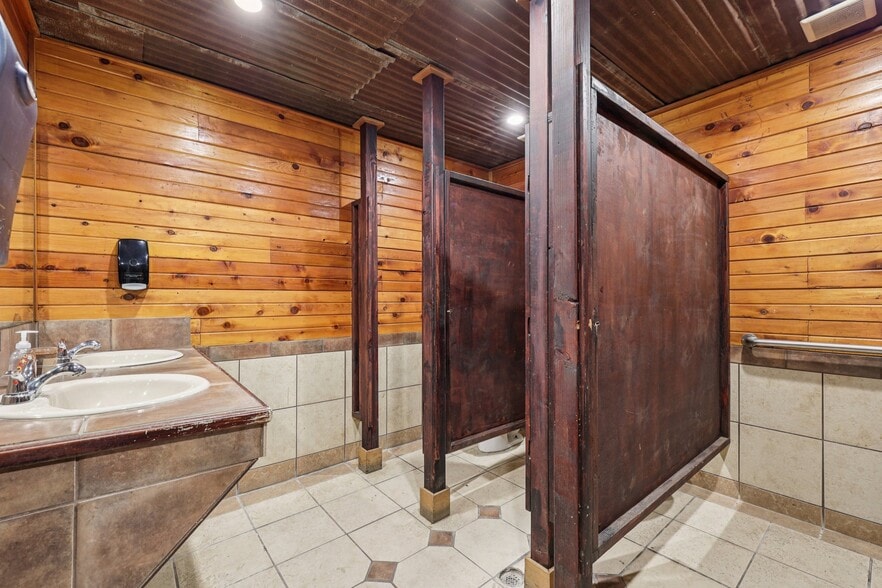 More Photos Of 113 N Main St, Moulton Bar For Sale