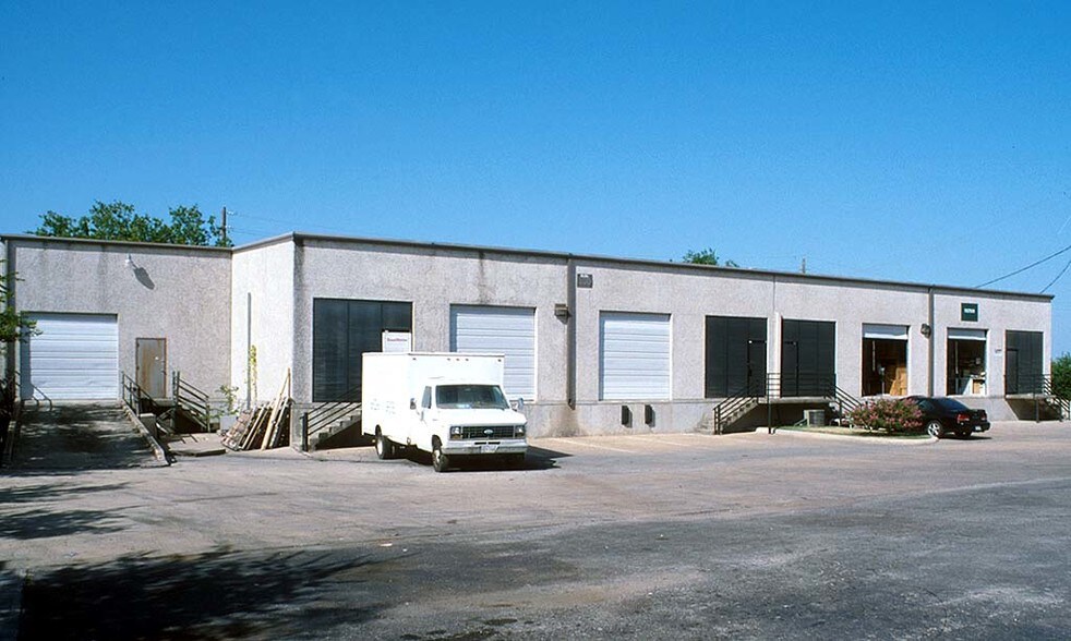 More Photos Of 404 W Powell Ln, Austin Unknown For Lease