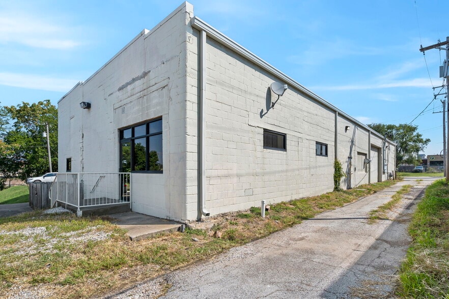 More Photos Of 215 N Grant Ave, Springfield Light Distribution For Lease