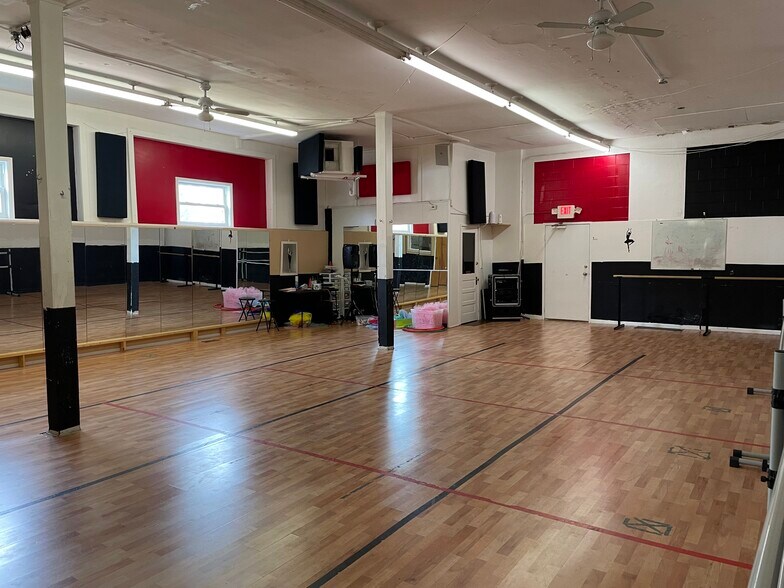 More Photos Of 307 6th St, Charleston Storefront Retail Office For Sale