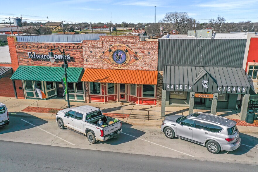 More Photos Of 207 Clay St, Nocona Storefront For Lease