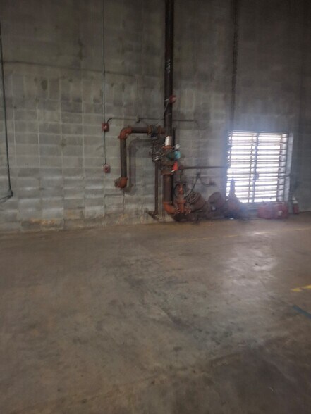 More Photos Of 6243 N Davis Hwy, Pensacola Warehouse For Sale