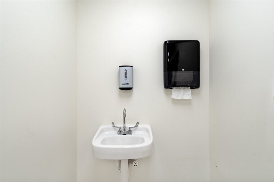 More Photos Of 114 Parliament Dr, Maryville Medical For Sale