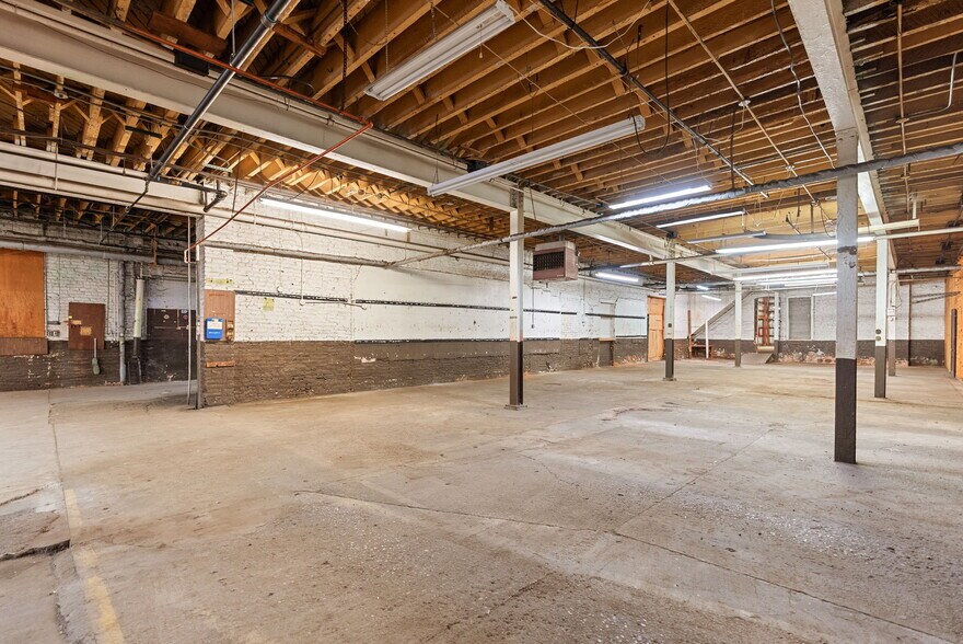 More Photos Of 314 E Market St, Warsaw Showroom For Sale