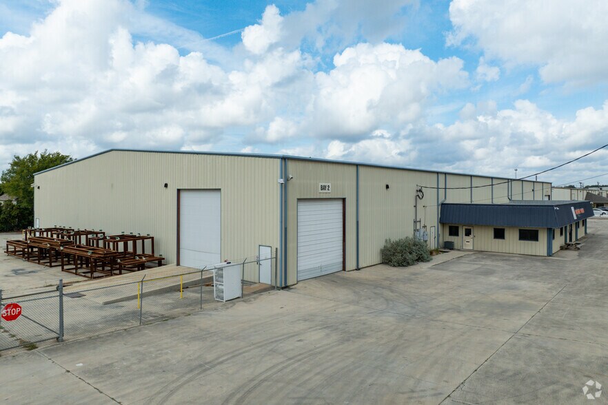 More Photos Of 1300 Goforth Rd, Kyle Warehouse For Lease