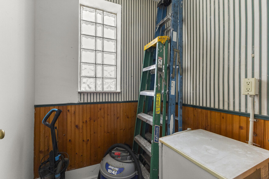 More Photos Of 10531 Wren St, Dearborn Bar For Sale