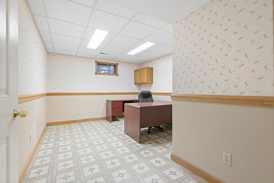 More Photos Of 8050 Corporate Cir, North Royalton Office For Lease