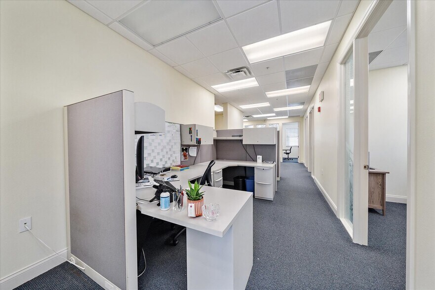 More Photos Of 5601-5605 Marquesas Cir, Sarasota Office For Sale