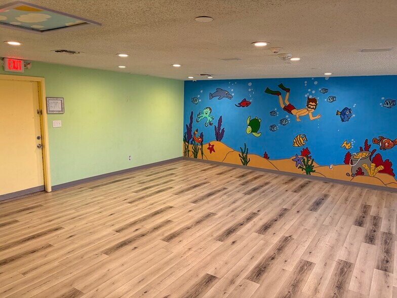 More Photos Of 515 W Bridge St, Granbury Freestanding For Lease