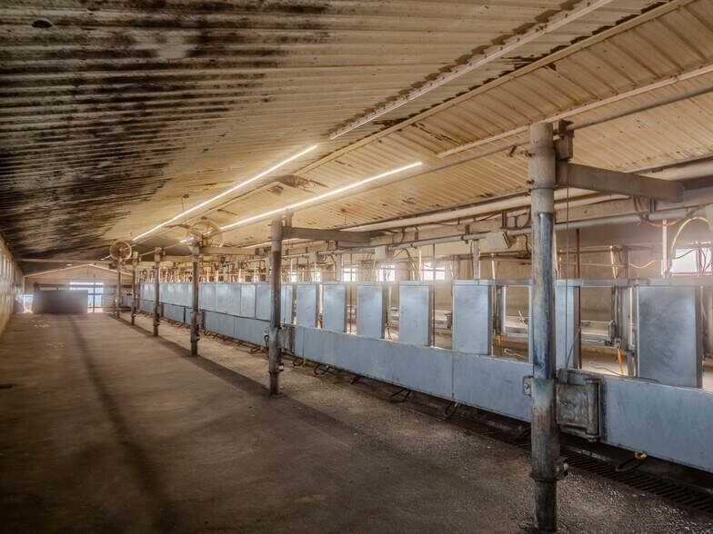 More Photos Of 1400 Lewandowski Rd, Sunnyside Specialty For Sale