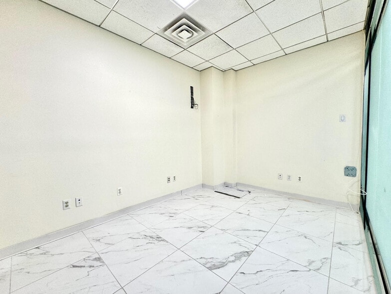 More Photos Of 25-21 49th St, Astoria Office For Lease