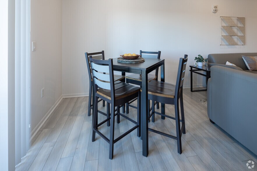 More Photos Of 202 Green St E, Champaign Apartments For Lease